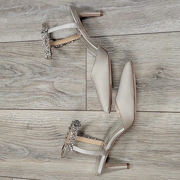 Badgley Mischka Size 9 Morning Fog Esmeralda Embellished Silk Pumps - Picture 4 of 12